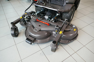 Cortadora de Césped Autopropulsada Husqvarna P525DX Diésel con Tracción en las Cuatro Ruedas, Motor Kubota, Plataforma Frontal Comercial, en Venta - Product Image 5