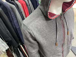 Sweat à capuche en polaire de qualité supérieure pour hommes, couleur noire, manches noires, coupe intégrale, sweat à capuche en coton vierge de haute qualité, sweats à capuche de luxe à logo personnalisé - Product Image 4