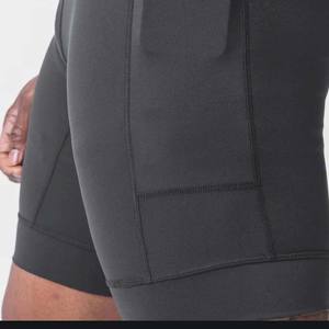 Short personnalisé OEM Vêtements de sport en polyester léger Short de plage à la mode pour hommes avec broderie - Product Image 3