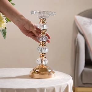 Base en métal de ce grand support de bougie est accentué avec une belle pièce centrale d'accessoires de décoration à la main en cristal - Product Image 6