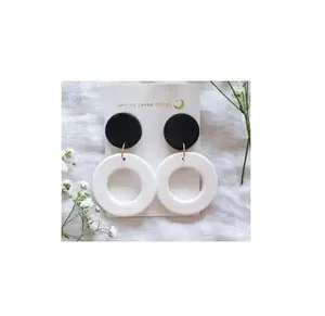 Boucles d'oreilles élégantes en résine multicolore avec accessoire de mode classique au design unique pour les anniversaires - Product Image 5