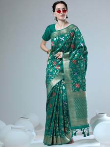 Vêtements de mariage de créateur exclusifs Combinaison attrayante Saree Dhakai Jamdani avec rayure dorée pour les femmes - Product Image 5