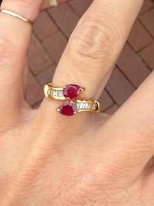 Anillo de Compromiso y Boda de Oro Amarillo de 14K con Rubí Natural en Forma de Pera y Diamantes Baguette, Estilo Toi Et Moi - Product Image 6