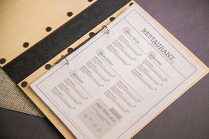 Couverture de menu en bois avec motif géométrique gravé au laser et rivets en laiton - Product Image 4