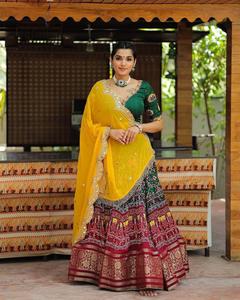 Navratri Muselina especial Algodón Impresión digital y trabajo de espejo Lehenga Choli con trabajo de bordado Dupatta para bodas y fiestas - Product Image 2