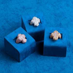 แหวนเพชรทรงบาแก็ตต์หรูหรา ชุบทอง 14k ประดับเพชรโมอิสซาไนต์เพาะเลี้ยงในห้องปฏิบัติการ เครื่องประดับเงินแท้ 925 พร้อมใบรับรอง IGI - Product Image 4