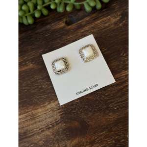 Pendientes de botón de plata esterlina y bálfalo blanco hechos por Navajo con engaste geométrico y diseño incrustado - Product Image 4