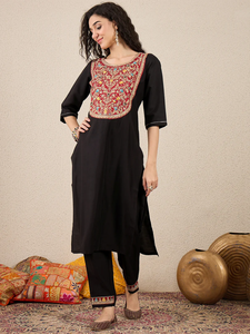 Ensemble Kurta Pant Dupatta pour femmes en viscose et soie mélangées - Product Image 3