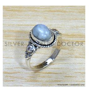 แหวนมูนสโตนทรงรีสีรุ้ง ประดับบนตัวเรือนเงินแท้ 925 ดีไซน์ขอบแหวนแบบ Bezel งานแฮนด์เมด เครื่องประดับคุณภาพเยี่ยม เหมาะสำหรับงานแต่งงาน - Product Image 1