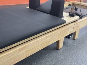 Máquina de Pilates Reformer Plegable Comercial de Alta Gama con Sistema de Resortes Ajustables de Grado Comercial y Alta Resistencia - Product Image 5