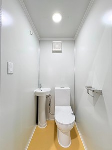 ห้องน้ำเคลื่อนที่แบบพกพา รุ่นใหม่ Bastone พร้อมอ่างล้างหน้า โถสุขภัณฑ์ และพัดลมระบายอากาศ ปลอดภัยสำหรับใช้งานกลางแจ้ง - Product Image 4