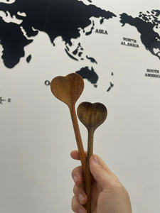 Cuillère en bois naturel, finition lisse, idéale pour la cuisine, la vaisselle et la restauration - Product Image 2