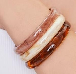 Bracelets en résine imperméables au design contemporain pour femmes, finition polie, couleurs personnalisées - Bijoux tendance pour les événements festifs et professionnels - Product Image 5