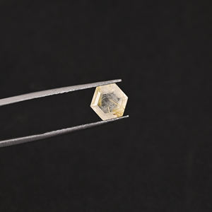 พลอยควอตซ์รูไทล์สีทองธรรมชาติ เกรด AAA ทรงหกเหลี่ยมเจียระไน น้ำหนัก 1.30 กะรัต ขนาด 7x7 มม. สำหรับทำเครื่องประดับ - Product Image 1