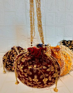 กระเป๋าปักลายอินเดียแบบพ็อตลี คลัทช์ กระเป๋าใส่ของชำร่วยงานแต่งงาน ของขวัญวันเกิด ของชำร่วยงานเลี้ยง กระเป๋าแบบมีเชือกผูก หลายสี กระเป๋าใส่เหรียญ - Product Image 4