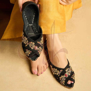 Khussa de Terciopelo para Mujer Fabricada en Pakistán, Hecha a Medida, de Alta Calidad, Estampada, Antideslizante, con Entresuela Antideslizante, a la Moda - Product Image 3