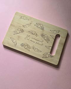 Tabla de Cortar de Madera Moderna Cheristonio, Tabla Artesanal Elegante, Perfecta para Exhibición en Mesa y Uso en la Cocina, de la India - Product Image 1