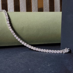Bracelet Tennis en or blanc massif 18 carats avec diamants taille ronde pour toutes les occasions - Product Image 1