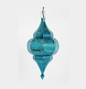 Lanterne en fer métallique au design intemporel avec détails artisanaux et charme rustique haut de gamme pour les intérieurs de maison traditionnels - Product Image 1