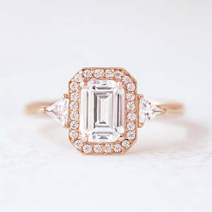 Anillo de compromiso de Halo de corte esmeralda CTW 2,0 IGI certificado estilo clásico diamante cultivado en laboratorio anillo de promesa de boda de 3 piedras para fiestas - Product Image 3