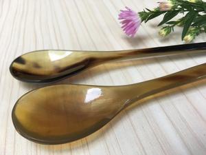 Cuillère en corne de buffle naturelle, fabriquée à la main et polie, parfaite pour servir des épices, des condiments ou pour une utilisation décorative sur la table, de haute qualité - Product Image 5
