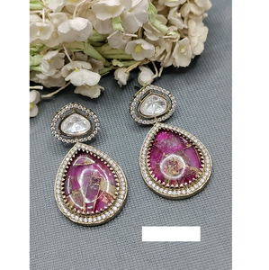 Pendientes clásicos para fiesta de boda para mujer con atractivo atemporal e incrustaciones de piedra brillante con forma elegante de la India - Product Image 2