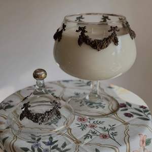 เทียนหอมจากขี้ผึ้งถั่วเหลืองในโถแก้วตกแต่งด้วยทองเหลืองและอะลูมิเนียม เหมาะสำหรับโรงแรม บ้าน และตกแต่งโต๊ะ - Product Image 2