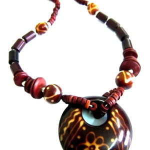 Collar de Moda con Cuentas de Resina y Acrílico, Elegante Accesorio de Joyería Hecho en India - Product Image 1