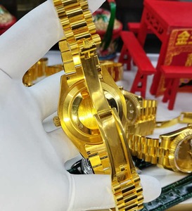 Montre de sport unisexe de luxe plaquée or 24 carats, chronographe numérique personnalisé avec cristal saphir, résistante à l'eau, ton argenté - Product Image 5
