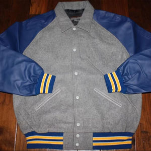 Chaqueta Varsity Gris Personalizada Tipo TBF-172, Mangas de Cuero Sintético Azul, Impermeable, Resistente al Viento, Botones a Presión de Alta Calidad, Ribete Acanalado - Product Image 1
