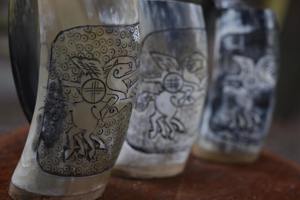 Taza de cuerno tallada a mano con base de madera de Guerrero nórdico Regalo de personalización gratuito para ocasiones de campamento - Product Image 4