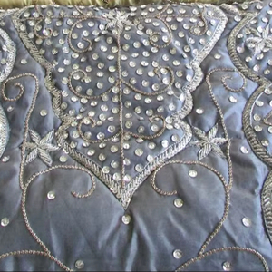 Napperon perlé Chargeur rond fait à la main pour salle à manger de luxe et décor de vacances Pièce unique perlé à la main, napperon, pendaison de crémaillère - Product Image 1