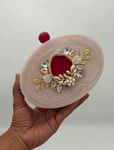 Pochettes en résine sur mesure avec ornements en cristal idéales pour les créateurs d'accessoires de mode et les magasins de mode pour la revente - Product Image 2