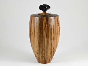 Grande urne funéraire en bois faite à la main en bois de zèbre avec grappe de tourmaline noire - Product Image 5