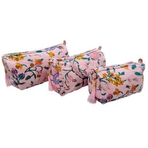 Ensemble de trousse de toilette élégant matelassé Blossom-Organisateur de beauté en coton fabriqué à la main - Product Image 2