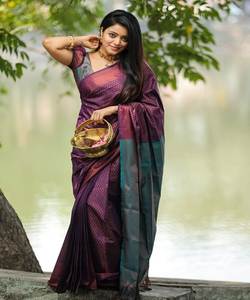 Saree en coton noir avec tissage jacquard et chemisier prêt à porter au design moderne pour une fête élégante, un mariage et un festival - Product Image 1