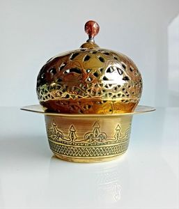 Brûleur d'encens traditionnel rond en laiton pour la guérison spirituelle, offrant un arôme doux et une fumée équilibrée - Product Image 5