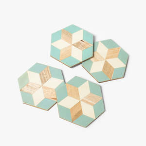 Ensemble de dessous-de-verre en résine hexagonale faits à la main avec incrustation de bois pour la maison et la salle à manger - Product Image 2