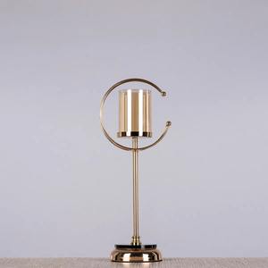 Candelabro de latón moderno de excelente calidad para crear vibraciones cálidas y elegantes en casa o en eventos disponibles a un precio asequible - Product Image 1