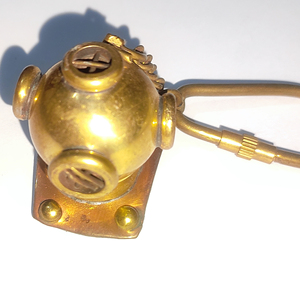 LLavero de casco espacial de latón, diseño único, hecho en la india, para regalos y promociones - Product Image 5