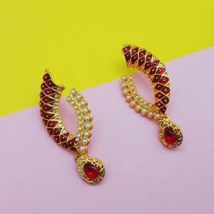 Kriaa Boucles d'oreilles fines Meenakari plaquées or avec pierre rouge autrichienne Modèle 1303116 - Product Image 1