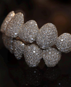 กริลล์เพชรโมอิสซาไนต์ระดับพรีเมียม ดีไซน์ไร้ตำหนิ กระชับพอดี สไตล์เครื่องประดับทันสมัยสำหรับสวมใส่ในชีวิตประจำวัน สไตล์ฮิปฮอป - Product Image 1