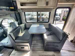 Camping-car Family River 3251DSLE bleu foncé Euro 5, 4-6 personnes, moteur AC/DC, une chambre, charge utile 11000 kg, acier/aluminium - Product Image 3