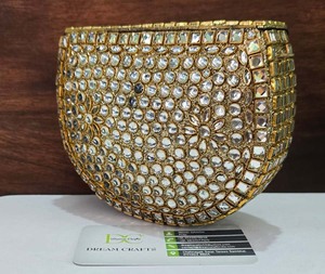 กระเป๋าคลัทช์ทรงรีทองเหลืองขนาดกลาง งานแฮนด์เมดประดับด้วยคันดัน งานศิลปะพื้นบ้านอินเดียสำหรับงานแต่งงาน งานฝีมือโมเสกแก้วแบบดั้งเดิม งานฝีมือฮวงจุ้ย - Product Image 5