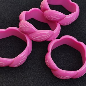 Nouveaux bracelets en résine de haute qualité, multicolores, de forme irrégulière, élégants, artistiques et tendance pour femmes - Product Image 2