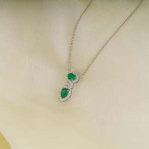 Collier pendentif en platine plaqué rhodium avec émeraude et diamant, accent perle, pour fiançailles - Product Image 4