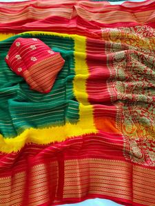 Magnifique sari moderne en soie Marshmallow avec bordure jacquard et doublure jacquard Zari sur toute la surface, et chemisier assorti. - Product Image 5