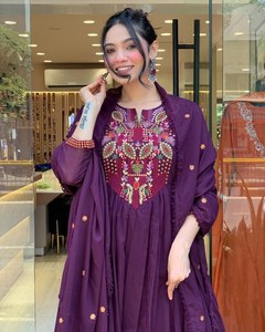 Cette saison des fêtes, nous lançons un magnifique ensemble de pantalons Kurti pour de magnifiques dames, une superbe tenue parfaite pour le bureau - Product Image 2