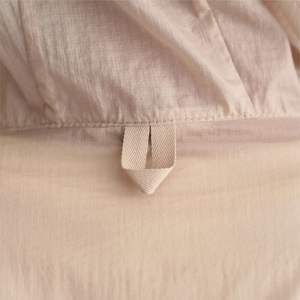 Chaqueta Cortavientos Ligera de Lona para Hombre de Alta Calidad, Cuello Alto, Logotipo Frontal, Elegante y Cómoda para Uso Casual y Actividades al Aire Libre - Product Image 5