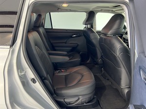 TOP SELLING 2022 Toyota Highlander XLE Transmission automatique 6 cylindres Sièges en cuir - Product Image 3